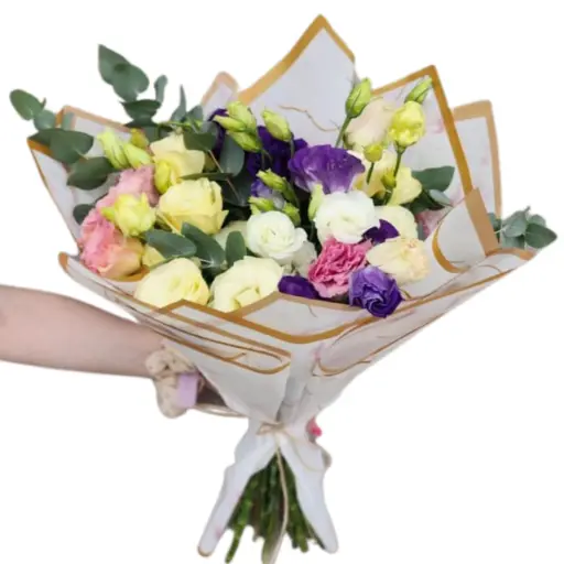 Ramo de flores lisianthus con papel coreano
